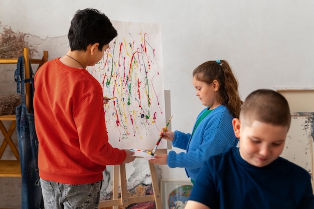 Crianças de tiro médio passando tempo na escola