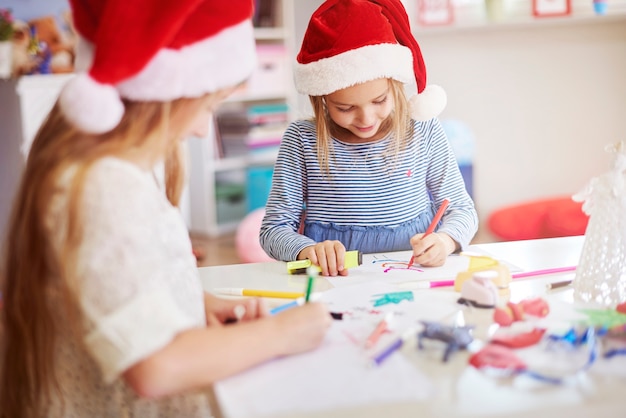 Crianças desenhando pinturas de natal