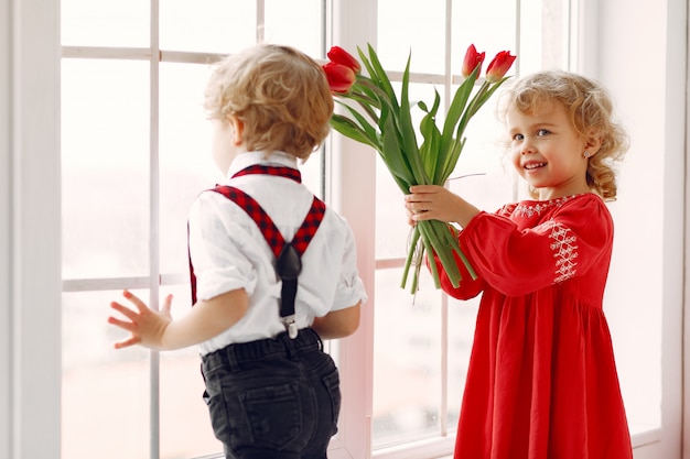 Crianças elegantes com buquê de tulipa