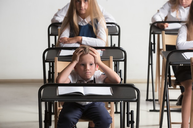 Crianças em idade escolar na sala de aula na lição