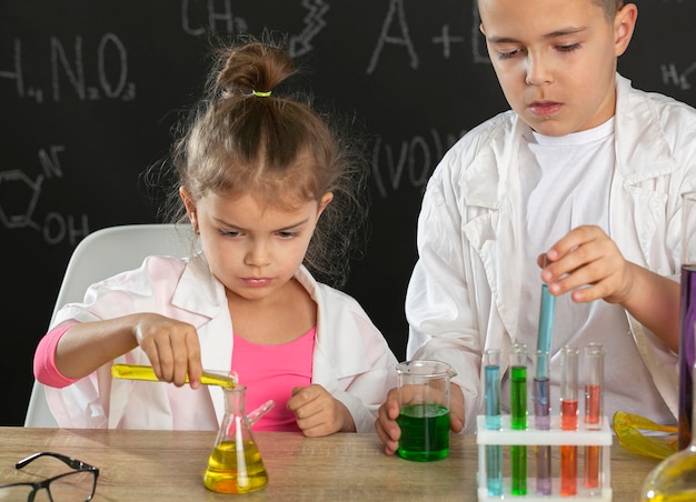 Crianças em laboratório fazendo experimentos