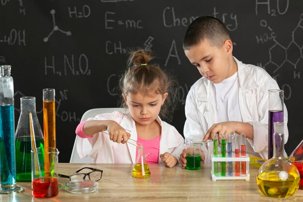 Crianças em laboratório fazendo experimentos