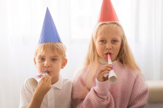 Foto grátis crianças em quarentena comemorando aniversário em casa