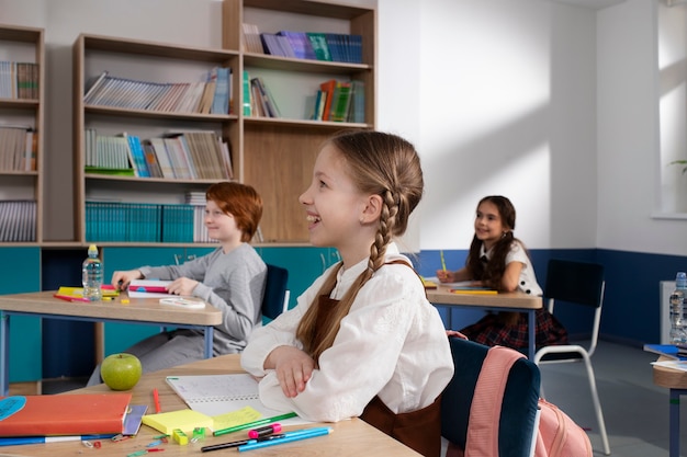 Foto grátis crianças em sala de aula tendo aula de inglês