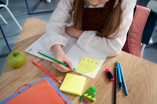 Crianças em sala de aula tendo aula de inglês