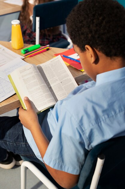 Crianças em sala de aula tendo aula de inglês