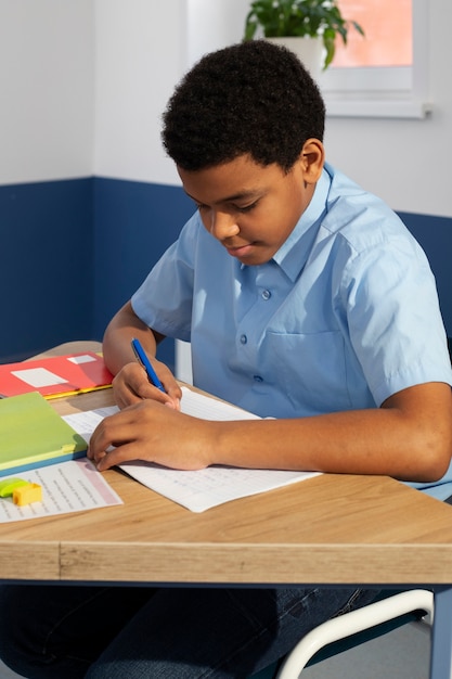 Crianças em sala de aula tendo aula de inglês