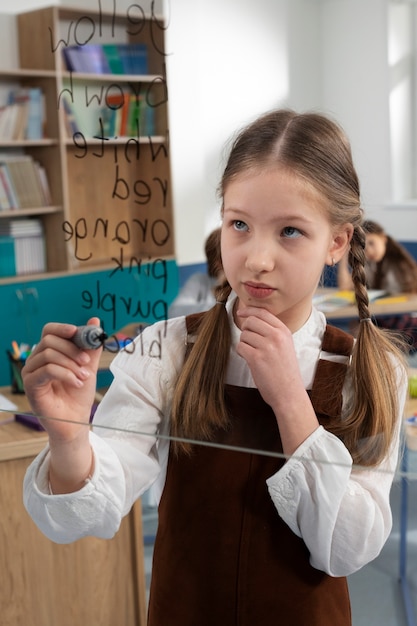 Foto grátis crianças em sala de aula tendo aula de inglês