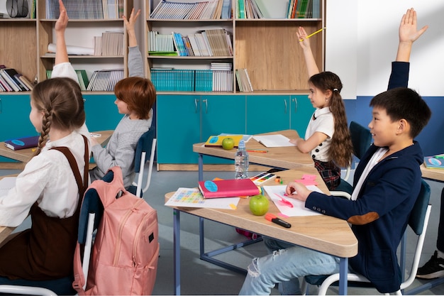 Crianças em sala de aula tendo aula de inglês