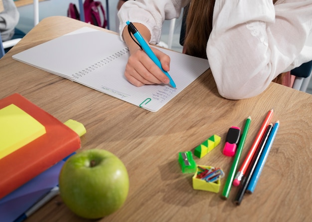 Crianças em sala de aula tendo aula de inglês