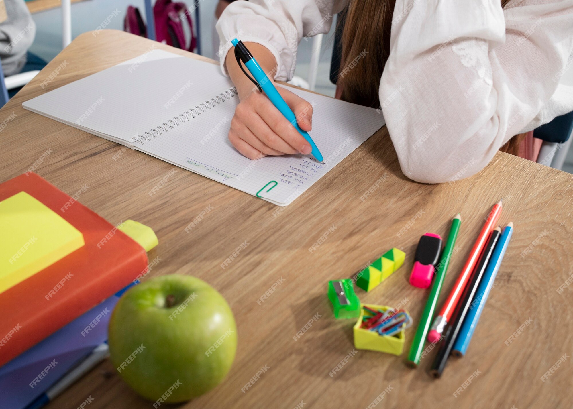 Crianças em sala de aula tendo aula de inglês