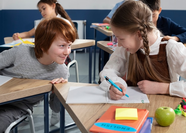 Crianças em sala de aula tendo aula de inglês