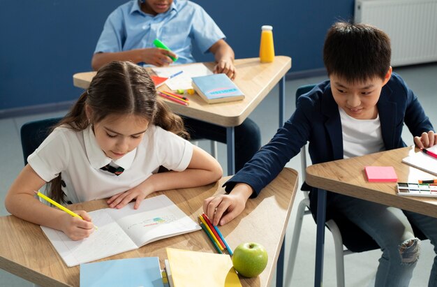 Crianças em sala de aula tendo aula de inglês