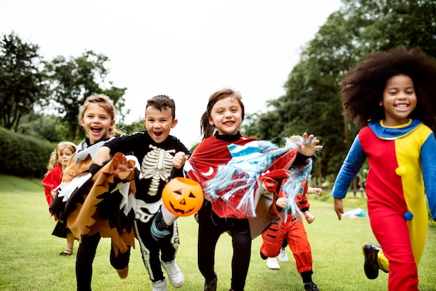 Crianças em uma festa de halloween