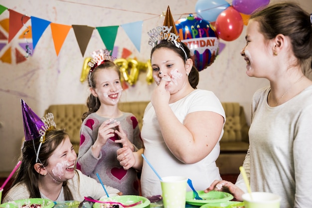 Crianças engraçadas comemorando aniversário em casa