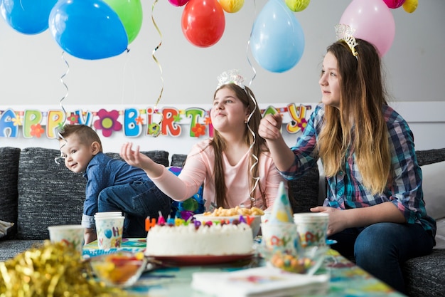 Crianças espertas, admirando balões na festa