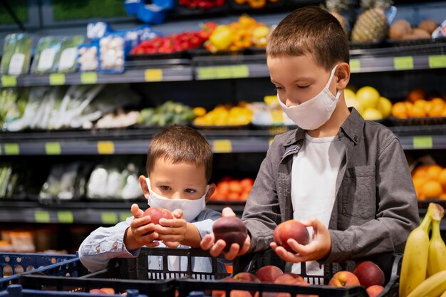 Crianças fazendo compras com máscara facial