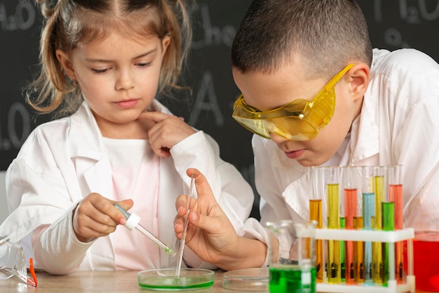 Crianças fazendo experimentos em laboratório