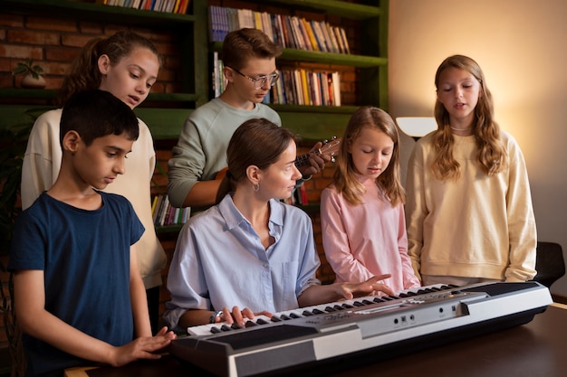 Crianças fazendo parte da escola dominical