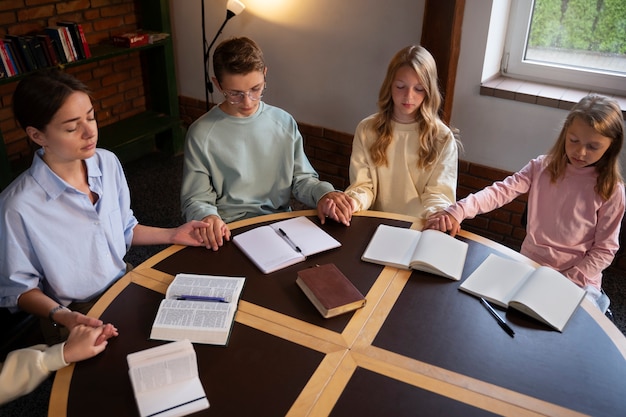 Foto grátis crianças fazendo parte da escola dominical