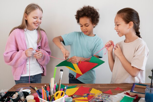 Crianças fazendo projeto de bricolage com materiais reciclados