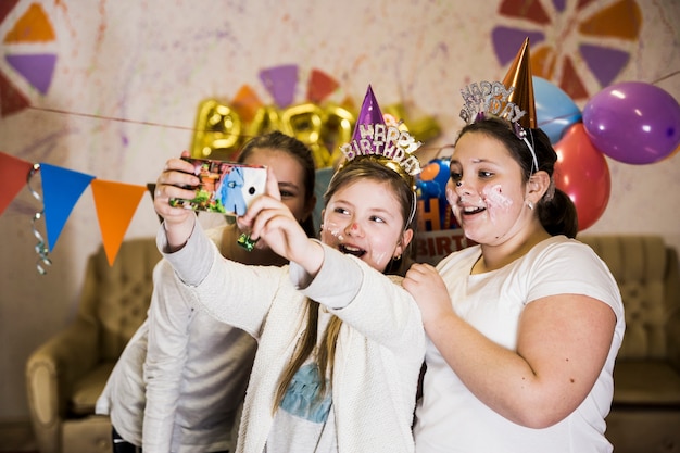 Crianças fazendo selfie engraçado no smartphone