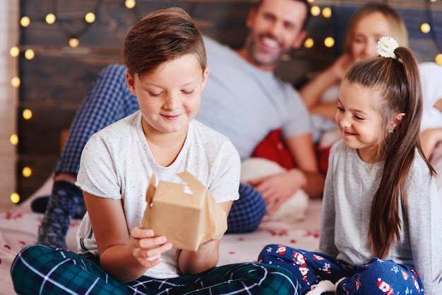 Crianças felizes abrindo presentes de natal