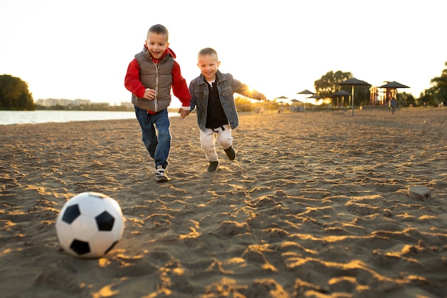 Foto grátis crianças felizes brincando ao ar livre