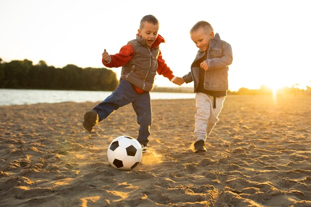 Crianças felizes brincando ao ar livre