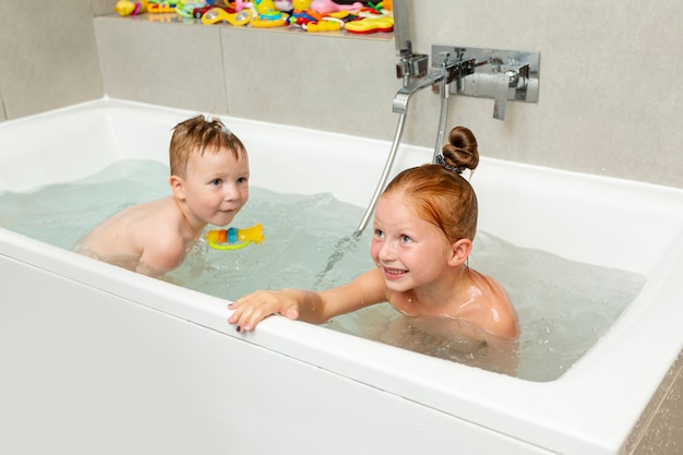 Foto grátis crianças felizes brincando na banheira