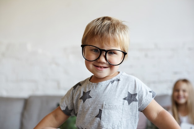 Foto grátis crianças felizes brincando na sala de estar