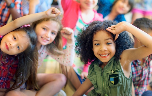 Crianças felizes e diversificadas em idade escolar