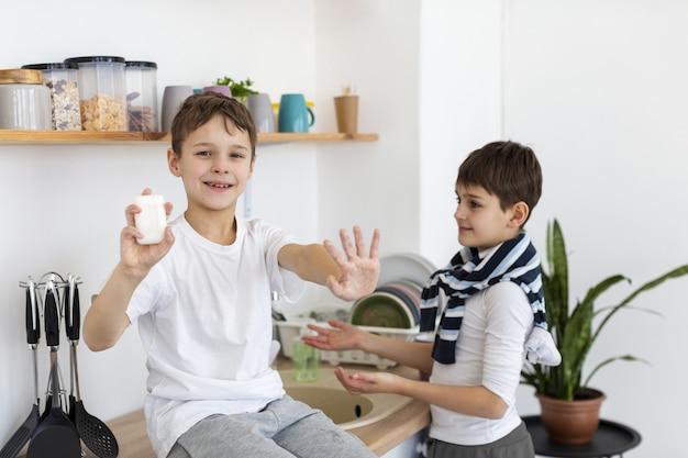 Crianças felizes, mostrando as mãos limpas, segurando o sabão