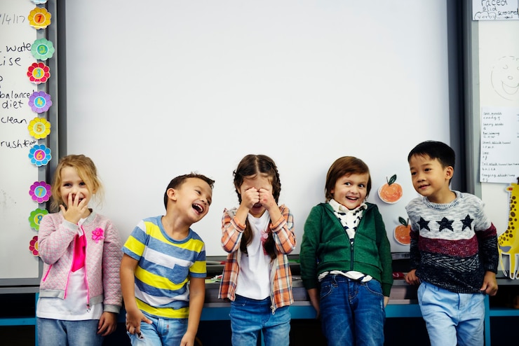 Foto grátis crianças felizes na escola primária