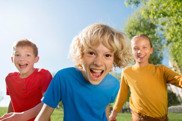 Crianças felizes no parque, tiro médio