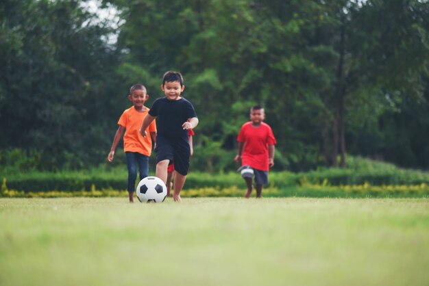 Crianças, futebol jogando futebol
