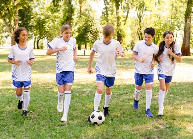 Crianças jogando futebol ao ar livre