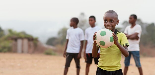 Crianças jogando futebol