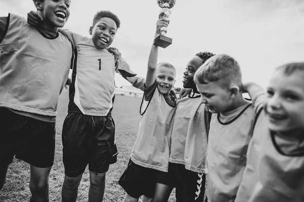 Crianças jovens, ligado, a, campo, celebrando, seu, vitória