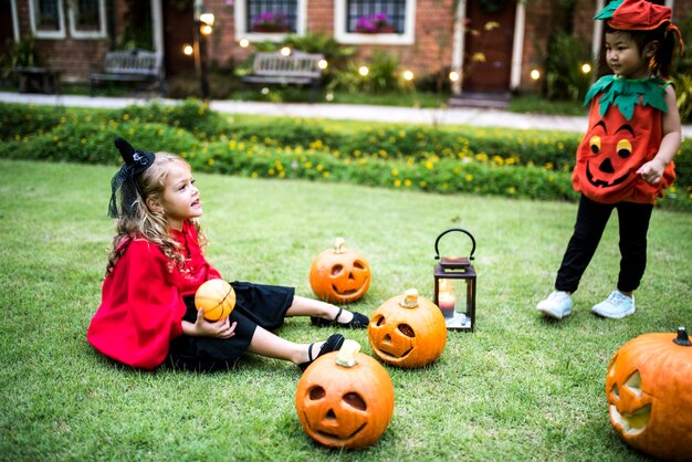 Crianças jovens que apreciam o festival de halloween