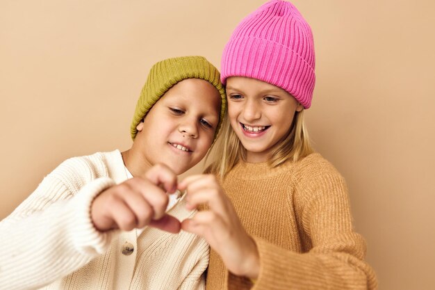 Crianças juntas em chapéus multicoloridos, diversão casual, fundo isolado