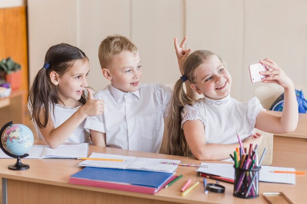 Crianças, levando, selfie, em, sala aula