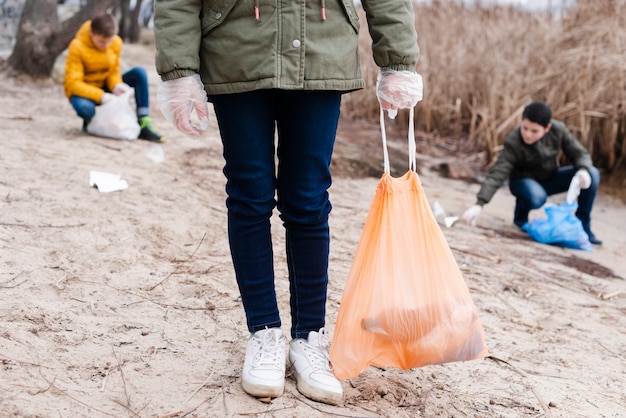 Foto grátis crianças limpando o chão e reciclando