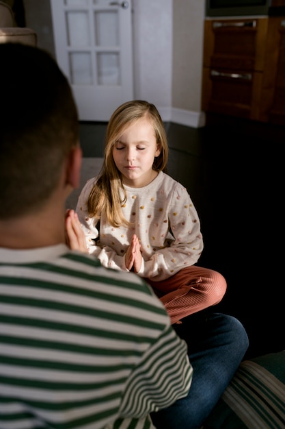 Foto grátis crianças meditando e se concentrando