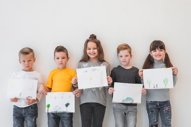 Crianças, mostrando, seu, desenhos