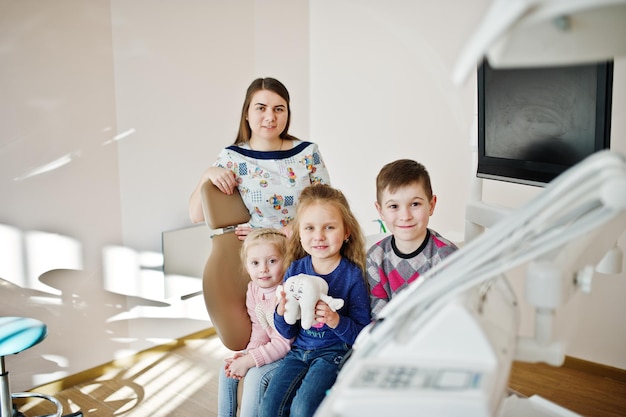 Crianças na cadeira do dentista Crianças odontológicas