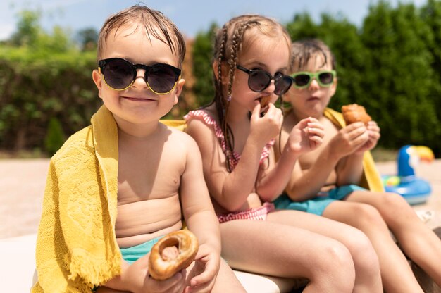 Crianças na piscina comendo