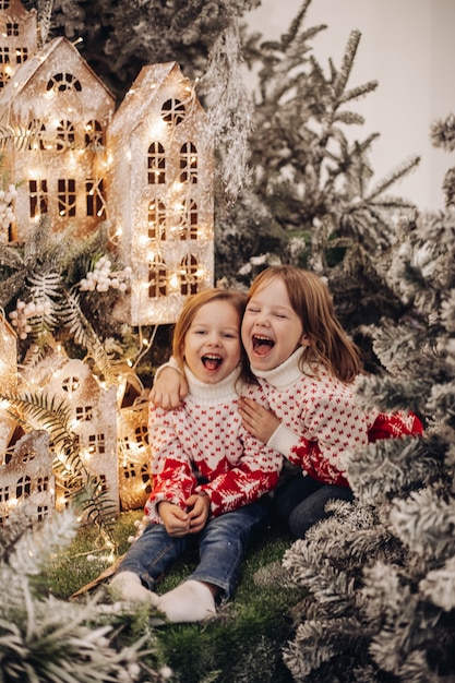 Crianças no andar superior da decoração de Natal