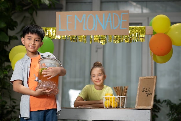 Crianças organizando uma barraca de limonada