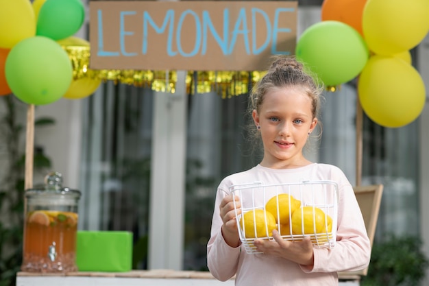 Crianças organizando uma barraca de limonada